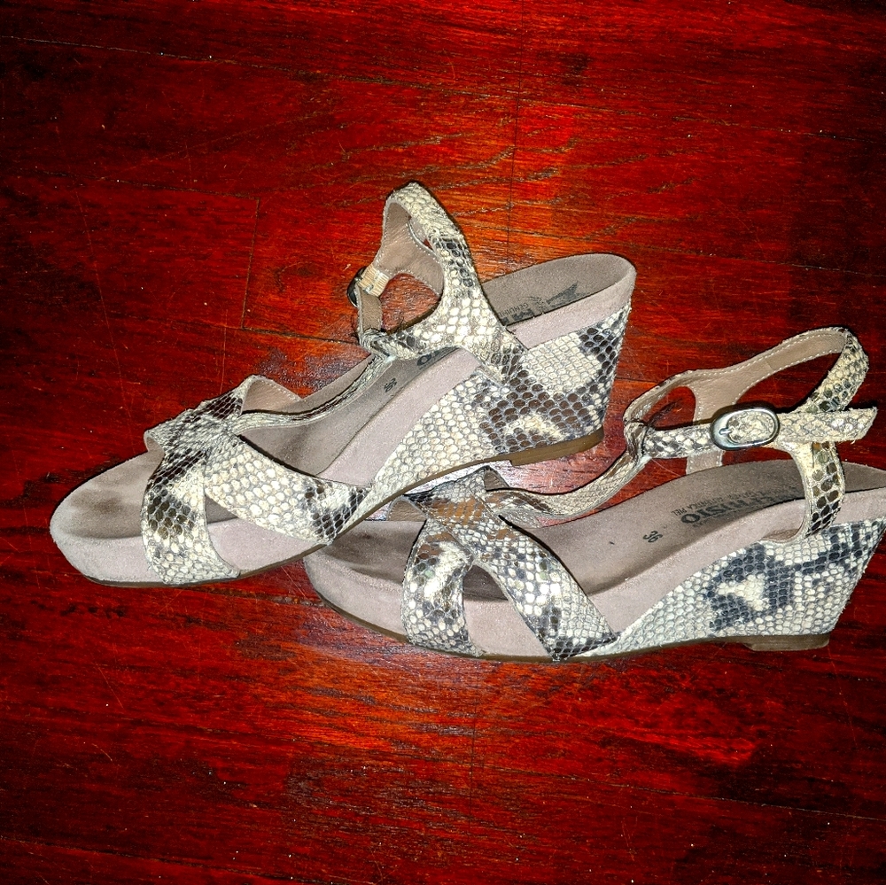 Mephisto metallic snake print wedges 36